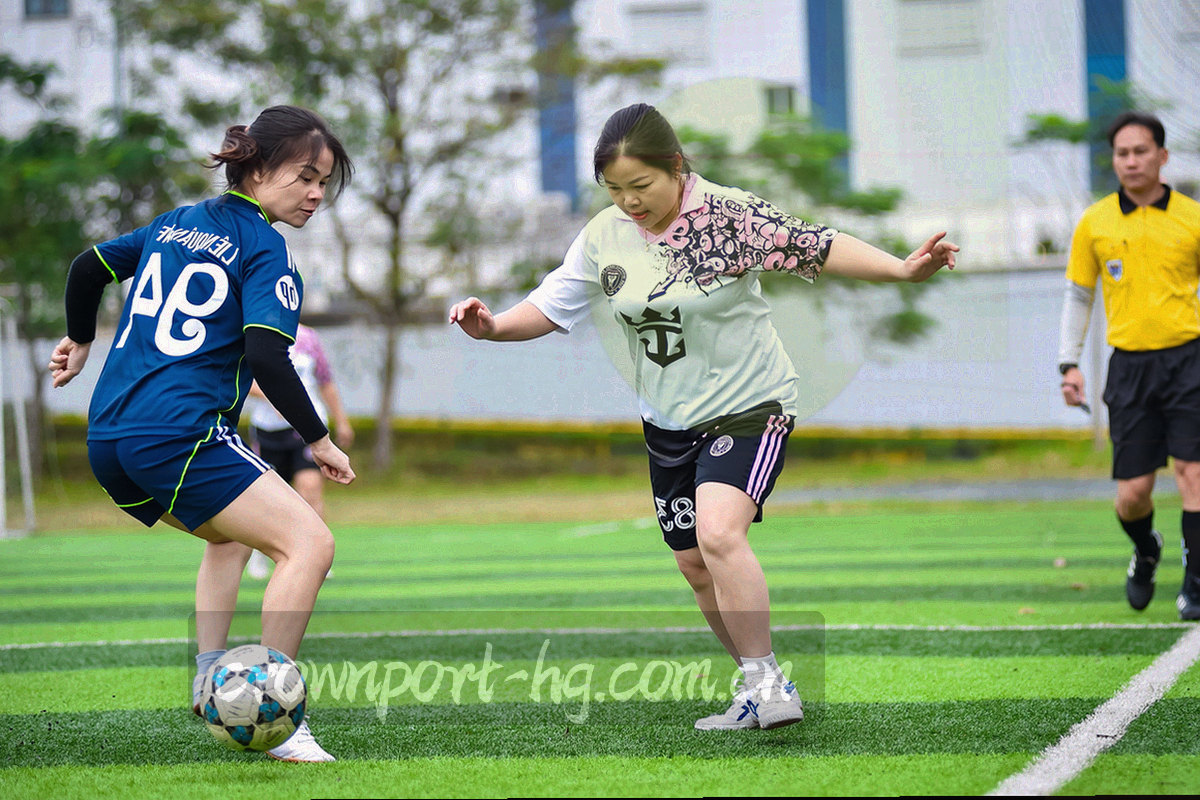 型号缩略方格矩阵，等宽编号在深色格内抽象排布
